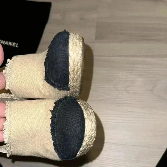 CHANEL SZ 9 1/2 Beige / Black Bootie heels shoes - Picture 11 of 11